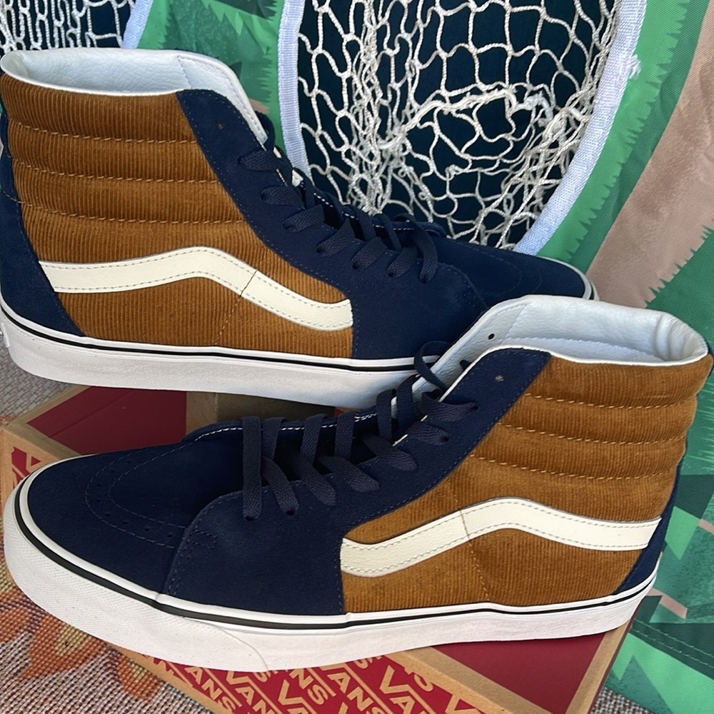 Vans Men’s Sk8-Hi
Mini Cord Blue/Brown
VN0007NS0BO
Sneakers
UNISEX CORDUROY - Picture 9 of 16